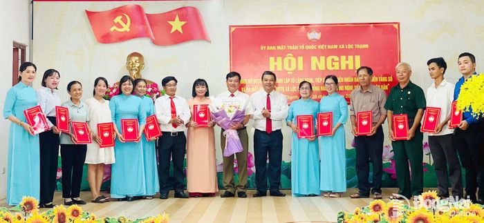 Trao quyết định thành lập “Tổ lắng nghe, tiếp nhận ý kiến nhân dân trên nền tảng số” và ra mắt mô hình “Mặt trận Tổ quốc xã Lộc Thạnh - Đồng hành và lắng nghe tiếng nói nhân dân”. Ảnh: Thanh Tuyền