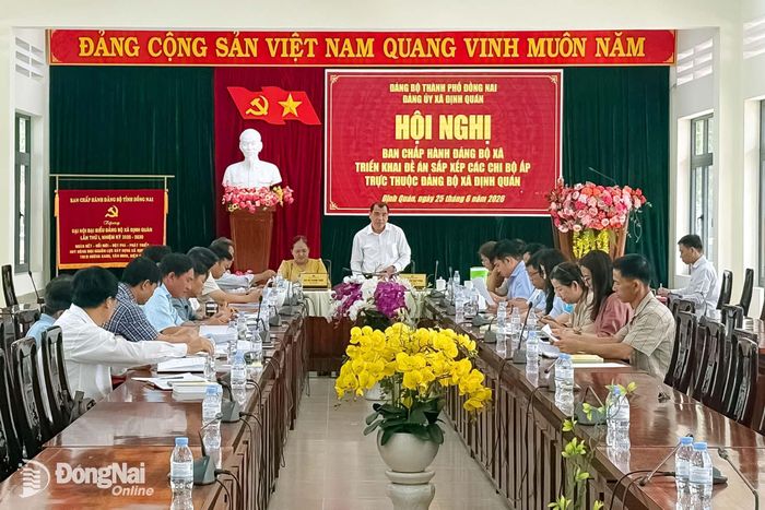 Thành ủy viên, Bí thư Đảng ủy, Chủ tịch HĐND xã Định Quán Nguyễn Cao Cường phát biểu tại hội nghị. Ảnh: Đan Nhi