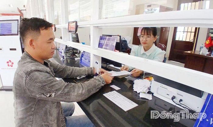 Người dân làm thủ tục tại Trung tâm Phục vụ hành chính công xã Bình Phú.