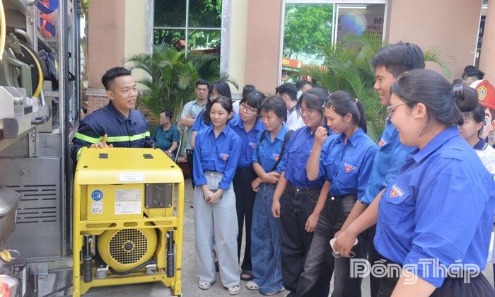 Các bạn đoàn viên phường quan tâm đến các thiết bị phòng cháy, chữa cháy.