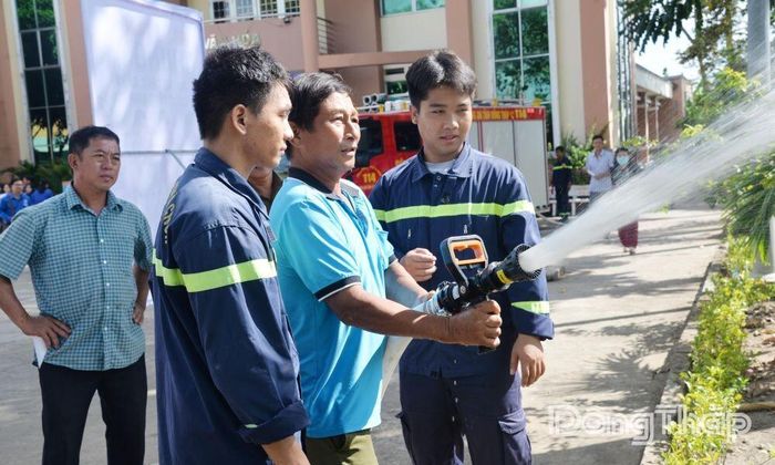 Chiến sĩ phòng cháy, chữa cháy hướng dẫn thực hành sử dụng thiết bị chữa cháy.