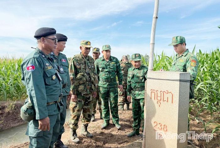 Lực lượng 2 bên kiểm tra cột mốc quốc giới.