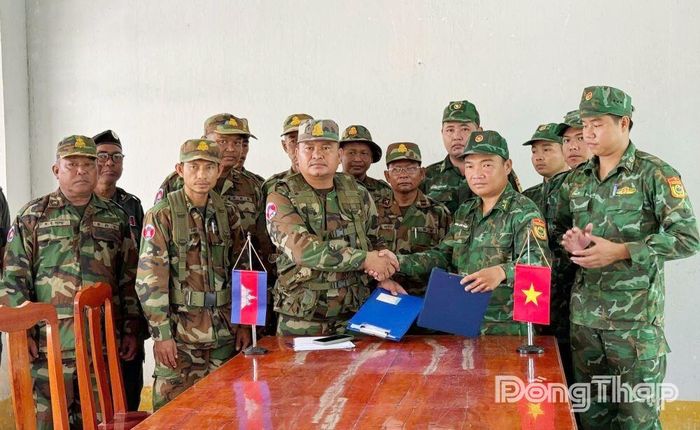 Lực lượng 2 bên ký kết biên bản tuần tra song phương.