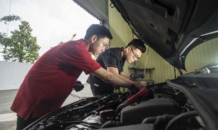 Học viên được trực tiếp thao tác trên các dòng xe đời mới giúp nâng cao phản xạ nghề nghiệp.