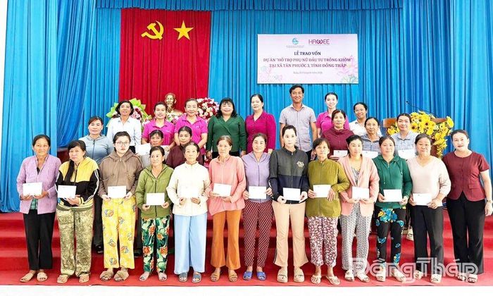 Trao 285 triệu đồng hỗ trợ 19 phụ nữ hoàn cảnh khó khăn trồng khóm.