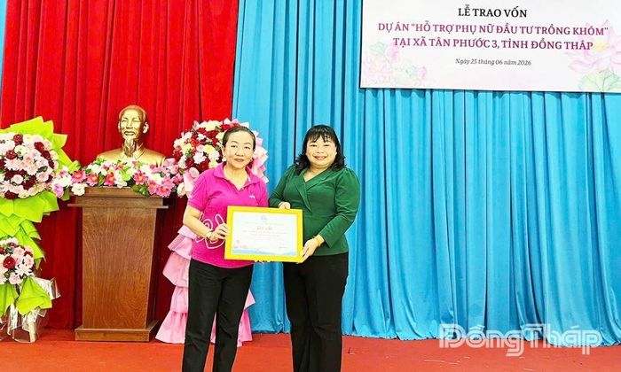 Đồng chí Thái Ngọc Bảo Trâm, Chủ tịch Hội LHPN tỉnh Đồng Tháp trao thư cảm ơn cho bà Nhan Húc Quân, Phó Chủ tịch Hội Nữ Doanh nhân TP. Hồ Chí Minh.