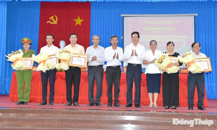 Phó Chủ tịch UBND tỉnh Nguyễn Thành Diệu cùng lãnh đạo địa phương tặng Bằng khen của Ban Thường vụ Tỉnh ủy Đồng Tháp, kèm hoa chúc mừng các đảng viên thuộc Đảng bộ phường Đạo Thạnh vì có thành tích hoàn thành xuất sắc nhiệm vụ 5 năm liền (2021 - 2025).