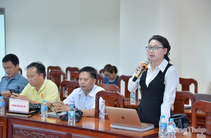 Phóng viên đặt câu hỏi tại hội nghị.