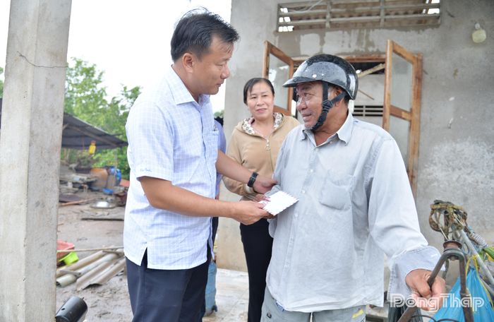 Đồng chí Nguyễn Phước Thiện tặng quà hộ dân có nhà bị thiệt hại nặng do dông lốc tại xã Long Bình.