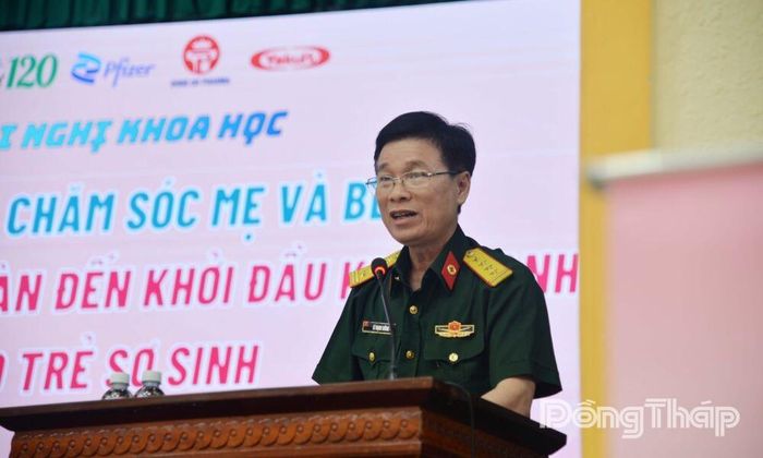 Đại tá Lê Mạnh Cường, Phó Giám đốc Bệnh viện Quân y 120 phát biểu tại hội nghị.