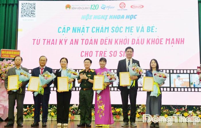 Lãnh đạo Bệnh viện tặng hoa cảm ơn các diễn giả.