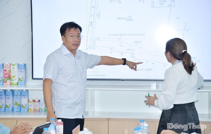 Đồng chí Nguyễn Phước Thiện tìm hiểu các khó khăn của doanh nghiệp.