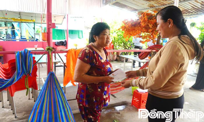 Đồng chí Huỳnh Thị Kim Huệ (bên phải) thăm hỏi, động viên và tặng quà hộ dân bị ảnh hưởng dông lốc.