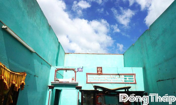 Nhà dân bị ảnh hưởng dông lốc.