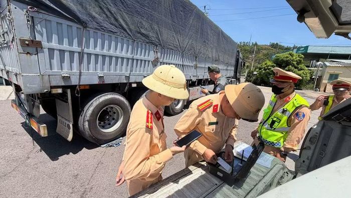 Lực lượng CSGT xác minh xử lý xe chở hàng quá tải.