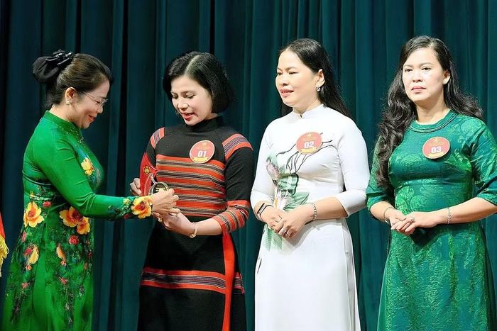  Đồng chí Nguyễn Thị Phong Vũ tặng biểu trưng cho các thí sinh tham gia hội thi. Ảnh: Đức Thụy 