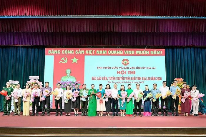  Ban Tổ chức hội thi tặng hoa cho các Đảng ủy có thí sinh dự thi. Ảnh: Đức Thụy 
