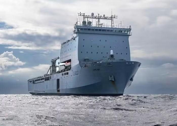 Tàu RFA Lyme Bay đi qua kênh đào Suez. Ảnh: Hải quân Hoàng gia Anh. 