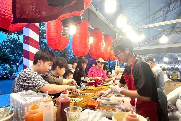  Công tác kiểm tra an toàn thực phẩm được đẩy mạnh tại các cơ sở kinh doanh dịch vụ ăn uống nhằm bảo vệ sức khỏe người dân và du khách. Ảnh: H.V 