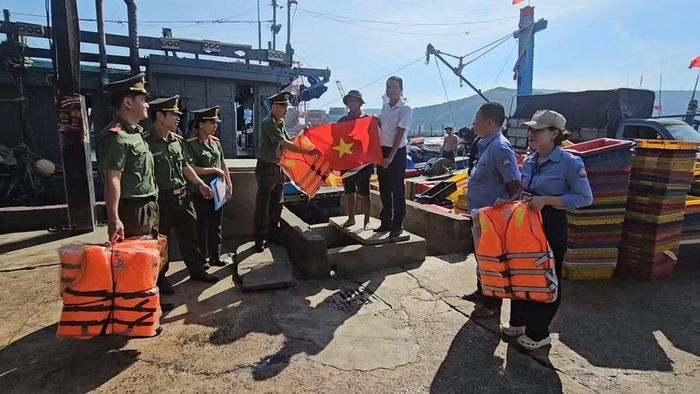 CBCS Công an tỉnh Gia Lai tuyên truyền IUU, tặng cờ Tổ quốc và áo phao cho ngư dân.
