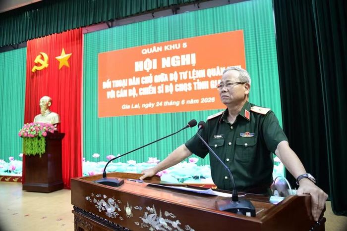  Thiếu tướng Hứa Văn Tưởng - Phó Tư lệnh Quân khu 5 trả lời các kiến nghị của cán bộ, chiến sĩ Bộ CHQS tỉnh Gia Lai tại buổi đối thoại dân chủ. Ảnh: Thành Phúc 