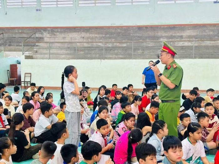  Cán bộ Công an phường tuyên truyền phòng - chống đuối nước, an toàn giao thông cho các em thiếu nhi. Ảnh: Vũ Chi 