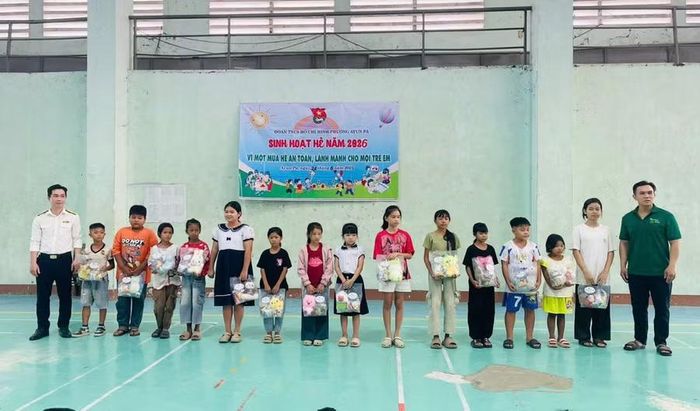  Cửa hàng thực phẩm chay Vị An tặng quà cho các em thiếu nhi có hoàn cảnh khó khăn. Ảnh: Vũ Chi 