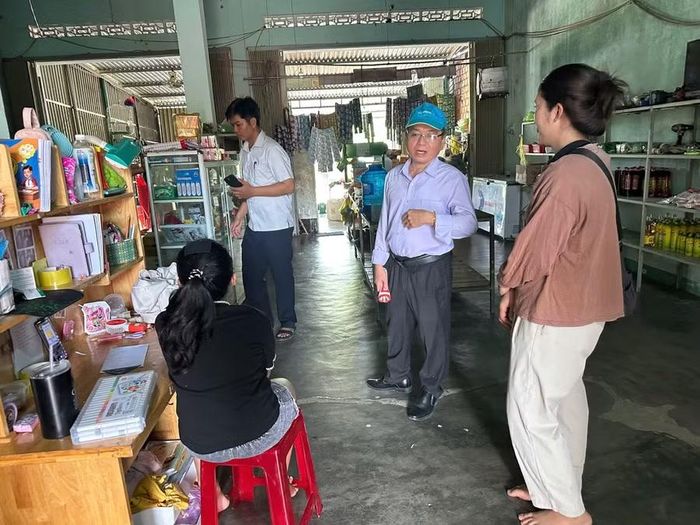  Ngoài làm việc với địa phương, đoàn triển khai giám sát tại các hộ gia đình có bệnh nhân SXH. Ảnh: Như Nguyện 