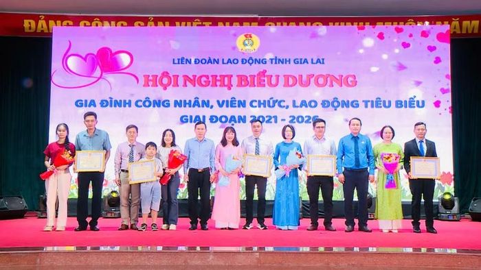  Các gia đình công nhân, viên chức, lao động tiêu biểu được biểu dương nhân kỷ niệm 25 năm Ngày Gia đình Việt Nam. Ảnh: Hoàng Vũ 