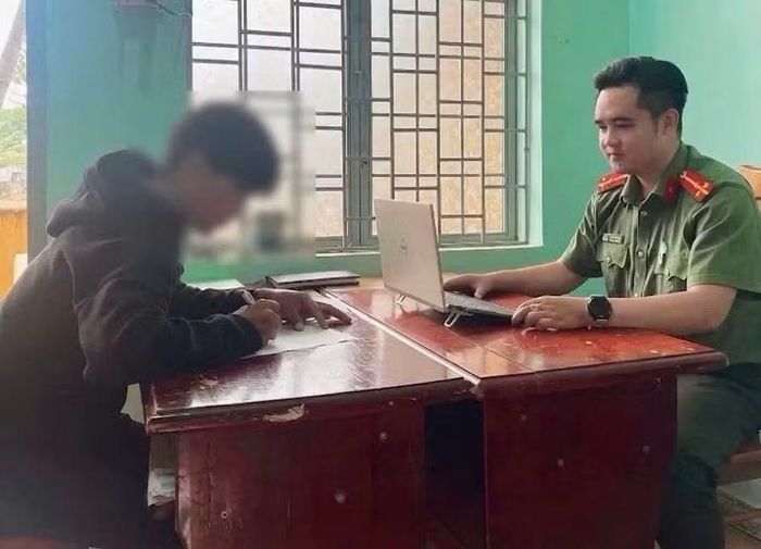  Công an xã Ia Krái xử lý trường hợp đăng tải video AI sai sự thật về lực lượng Công an. Ảnh: ĐVCC 
