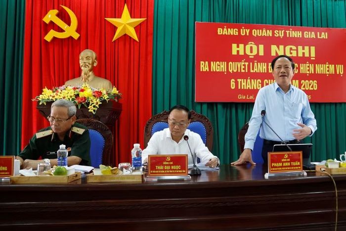  Chủ tịch UBND tỉnh Phạm Anh Tuấn đề nghị Bộ CHQS tỉnh tiếp tục thực hiện nghiêm chủ trương kết hợp phát triển kinh tế - xã hội với củng cố quốc phòng - an ninh. Ảnh: H.P 