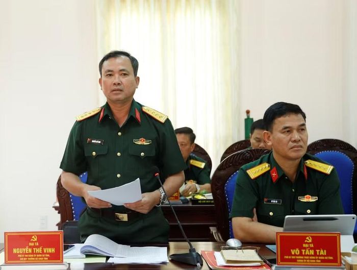  Đại tá Nguyễn Thế Vinh - Chỉ huy trưởng Bộ CHQS tỉnh thông tin về kết quả thực hiện nhiệm vụ quốc phòng, quân sự của tỉnh. Ảnh: H.P 