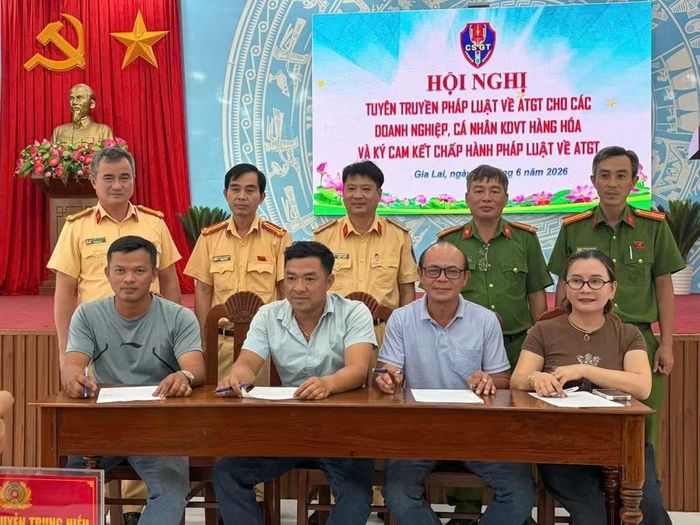 Đại diện 100 doanh nghiệp và cá nhân kinh doanh vận tải hàng hóa ký cam kết chấp hành nghiêm các quy định của pháp luật về TTATGT.