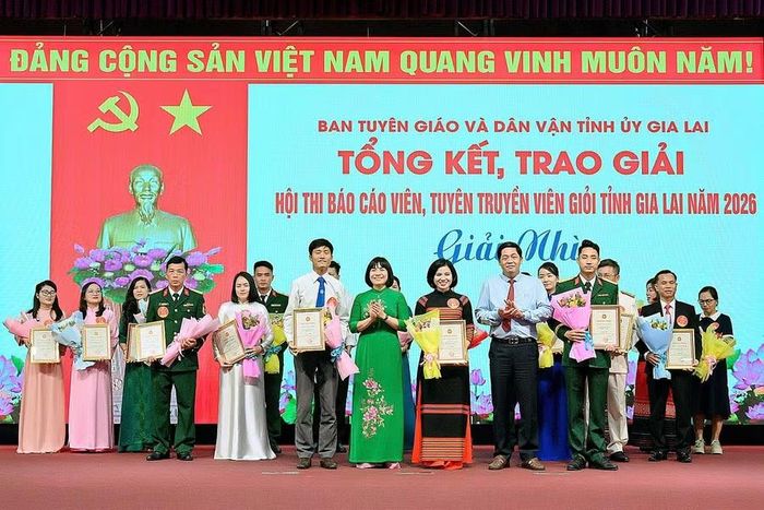  3 thí sinh: Nguyễn Tuấn Anh - Giảng viên chính Khoa Lý luận chính trị - Luật và Quản lý nhà nước, Trường Đại học Quy Nhơn; Trần Thị Ngọc Hà - Trưởng ban Xây dựng Đảng Đảng ủy xã Lơ Pang và Giáp Văn Dũng - Chính trị viên phó, Ban Chỉ huy Quân sự xã Al Bá đạt giải nhì tại Hội thi. Ảnh: Đức Thụy 