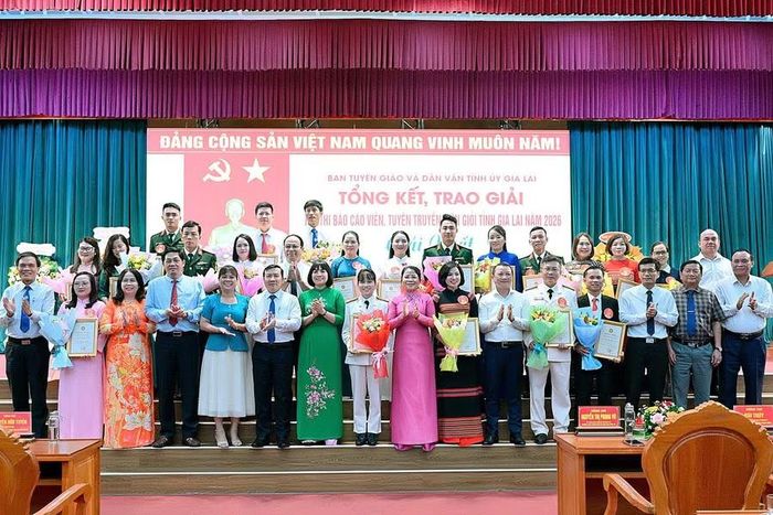  Các đại biểu chụp hình lưu niệm cùng thí sinh tham gia Hội thi. Ảnh: Đức Thụy 