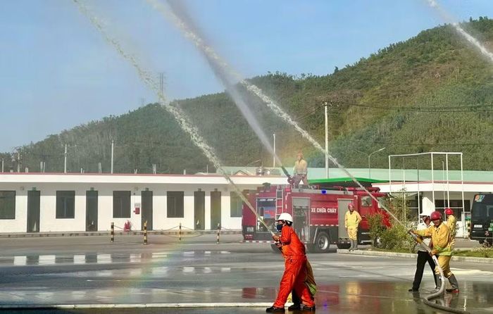  Các đơn vị thực tập bước làm mát bằng nước trong phương án chữa cháy và cứu nạn, cứu hộ. Ảnh: ĐVCC 