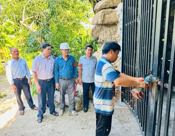  Ban cưỡng chế thu hồi đất xã Vĩnh Thịnh cùng thôn Vĩnh Trường chứng kiến việc tháo dỡ tài sản trên diện tích đất thu hồi. Ảnh: D.Đ 