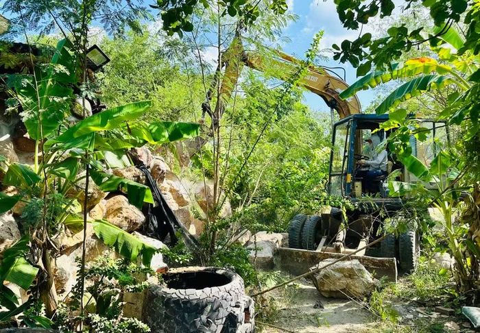  Ban cưỡng chế thực hiện tháo dỡ công trình trên diện tích đất thu hồi. Ảnh: D.Đ 