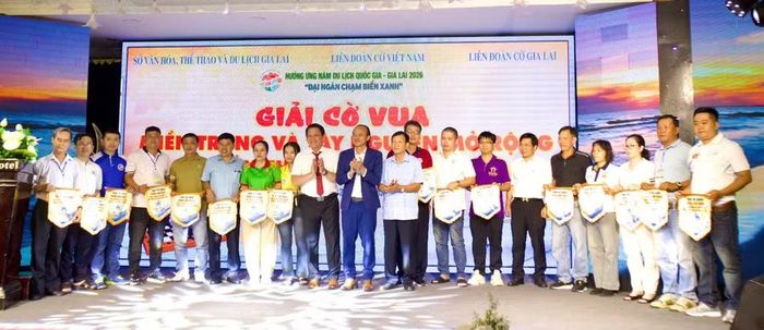  Ban tổ chức trao cờ lưu niệm cho các đơn vị tham gia giải đấu. Ảnh: H.V 