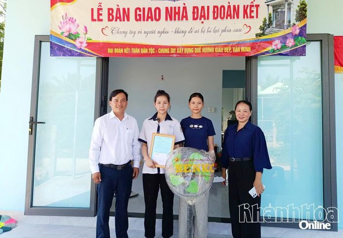 Lãnh đạo UBND xã Phước Hậu trao quà cho gia đình trẻ em mồ côi tại thôn Liên Sơn 1 trong dịp bàn giao Nhà đại đoàn kết.