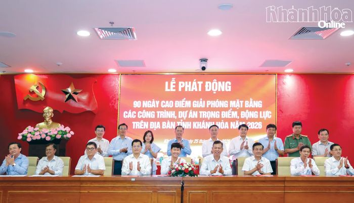 Đồng chí Chủ tịch UBND tỉnh Nguyễn Việt Hùng và lãnh đạo các sở, ban, ngành chứng kiến các đơn vị, địa phương, doanh nghiệp ký cam kết tại lễ phát động.