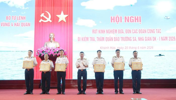 Chuẩn Đô đốc Nguyễn Anh Tuấn trao giấy khen cho các tập thể, cá nhân. 