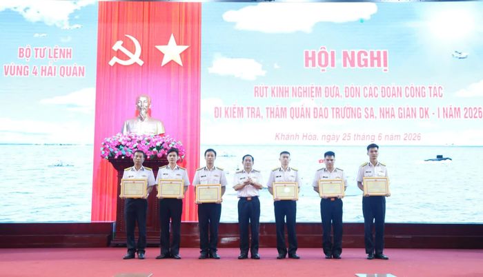 Các tập thể, cá nhân nhận giấy khen. 