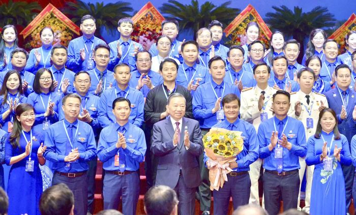Tổng Bí thư, Chủ tịch nước Tô Lâm tặng hoa chúc mừng Ban Chấp hành Trung ương Đoàn khóa XIII. (Ảnh: Báo Thanh Niên).