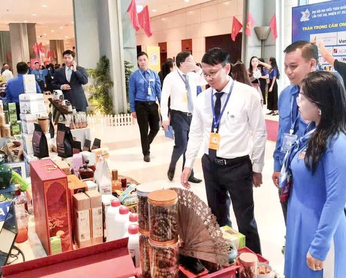 Đồng chí Nguyễn Thanh Hà cùng các đại biểu thanh niên Khánh Hòa tham quan gian hàng trưng bày sản phẩm của thanh niên tại đại hội.