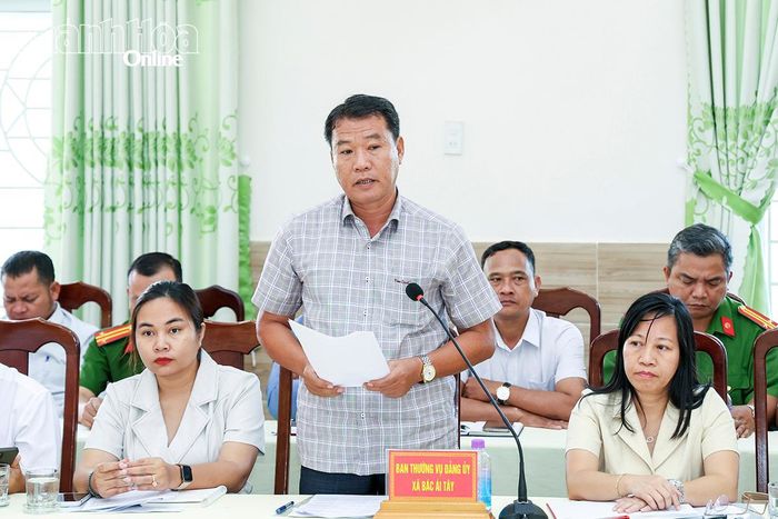 Lãnh đạo xã Bác Ái Tây phát biểu tại buổi làm việc.