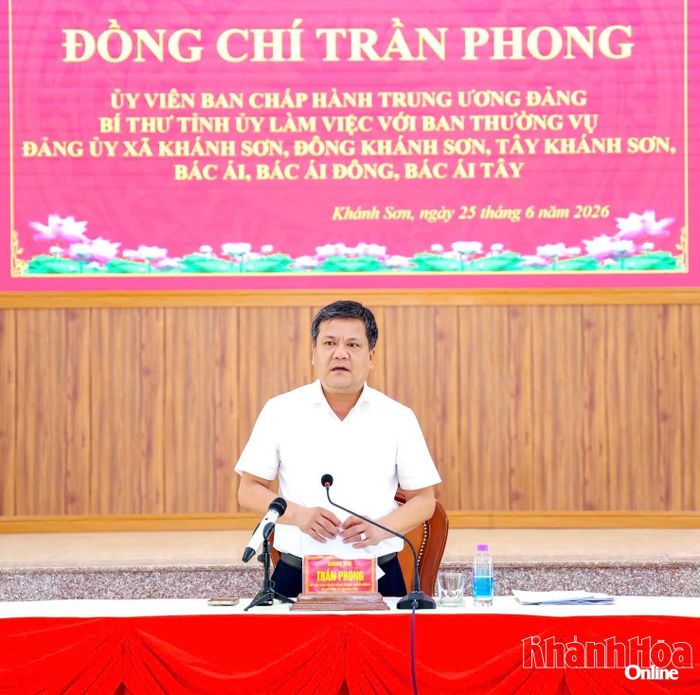 Đồng chí Bí thư Tỉnh ủy Trần Phong phát biểu chỉ đạo tại buổi làm việc.