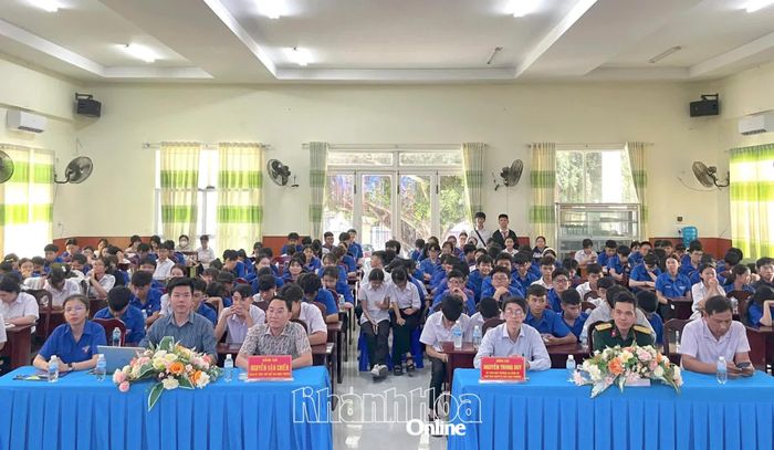 Các đại biểu dự lễ khai mạc hè năm 2026 phường Cam Linh.