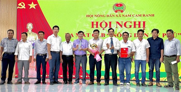 Lãnh đạo xã Nam Cam Ranh trao quyết định thành lập Câu lạc bộ "Nông dân tỷ phú".