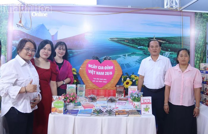Một góc trưng bày các loại sách về gia đình của tỉnh Cà Mau.